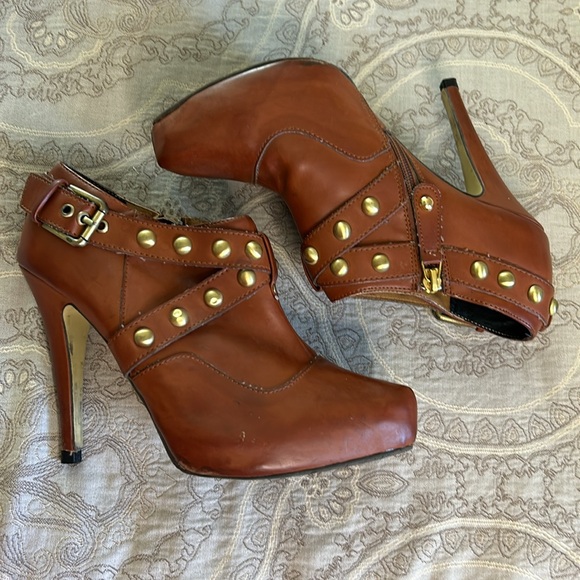 Brown bootie with good detail. 3.5” heel+ 1” platform sole. Size 8 - Picture 4 of 12